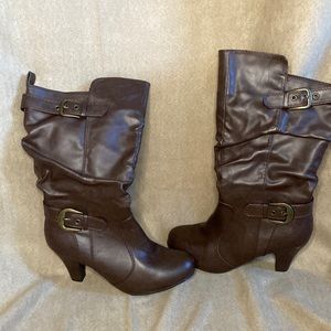 Brown slouchy boots, faux leather.